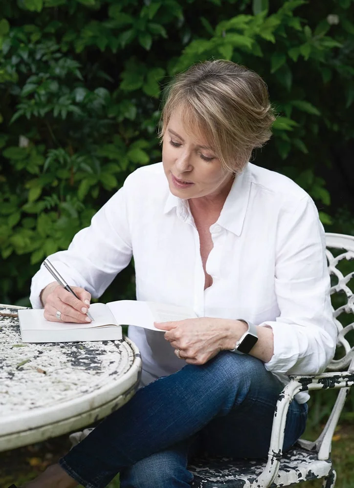 Shelley J Whitehead - Relationship, Dating & Bereavement Expert